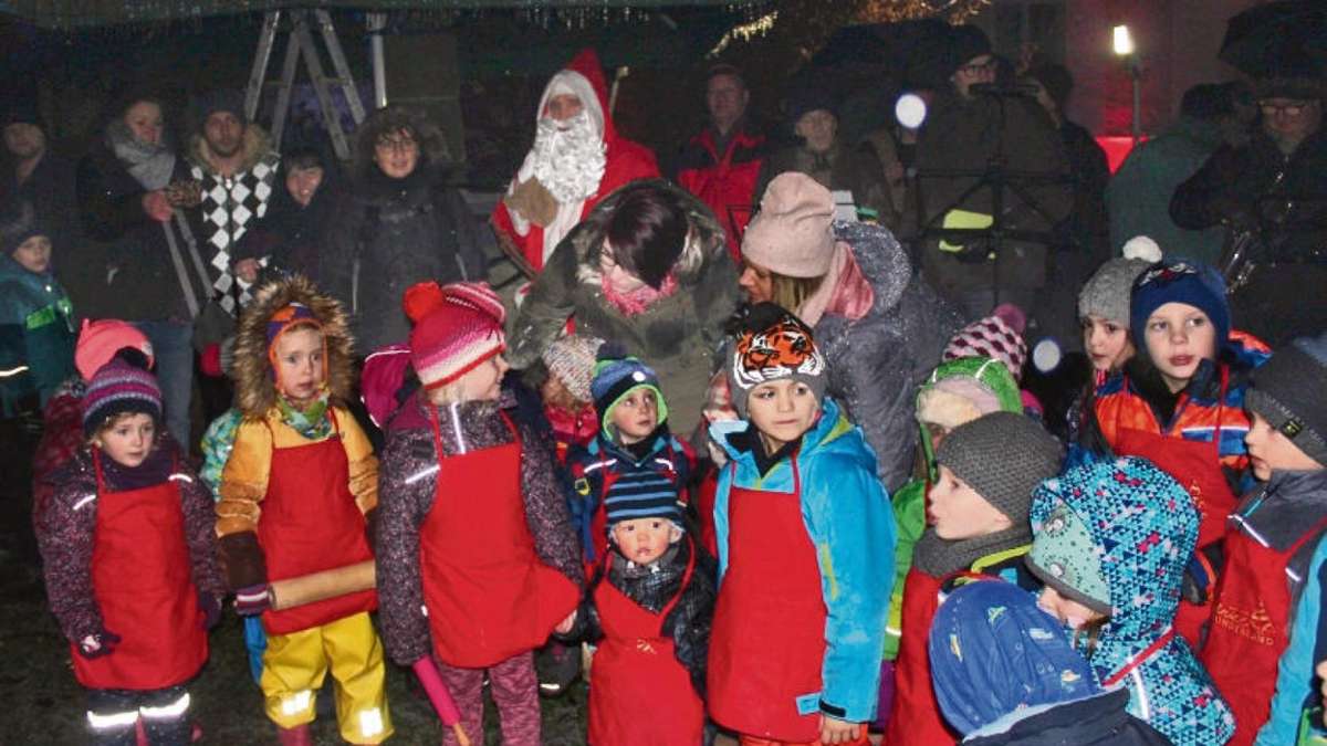 Fichtelgebirge: Kinder begrüßen Nikolaus in Tröstau