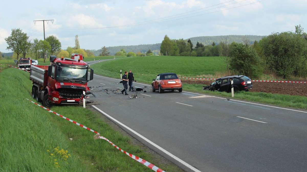 Länderspiegel: Autofahrer stirbt nach Kollision mit Lastwagen