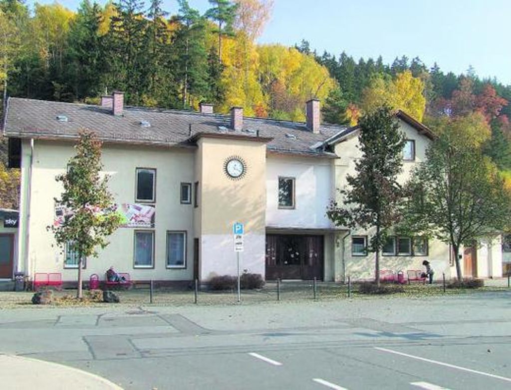 Das Bahnhofsgebäude, das die Stadt Naila gekauft hat, soll saniert werden; hier soll die Geschäftsstelle der Touristikgemeinschaft Selbitztal einziehen.	Foto: R. S. Quelle: Unbekannt