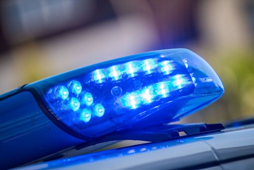 Ein Blaulicht ist auf dem Dach eines Polizeifahrzeugs zu sehen. Foto: Lino Mirgeler/dpa/Symbolbild