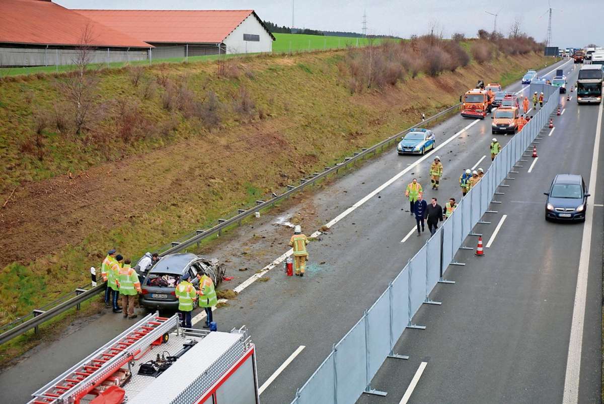 Etwa 60 Meter lang war der Zaun, der den vorbeifahrenden Verkehrsteilnehmern die Sicht auf die Unfallstelle verwehrte. Foto: News5 Quelle: Unbekannt