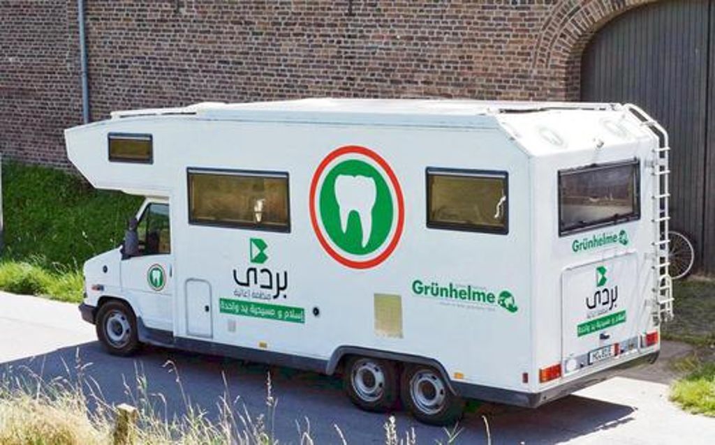 Früher war das Wohnmobil auf europäischen Straßen unterwegs, jetzt ist es eine mobile Zahnarztpraxis im Bürgerkriegsland Syrien.