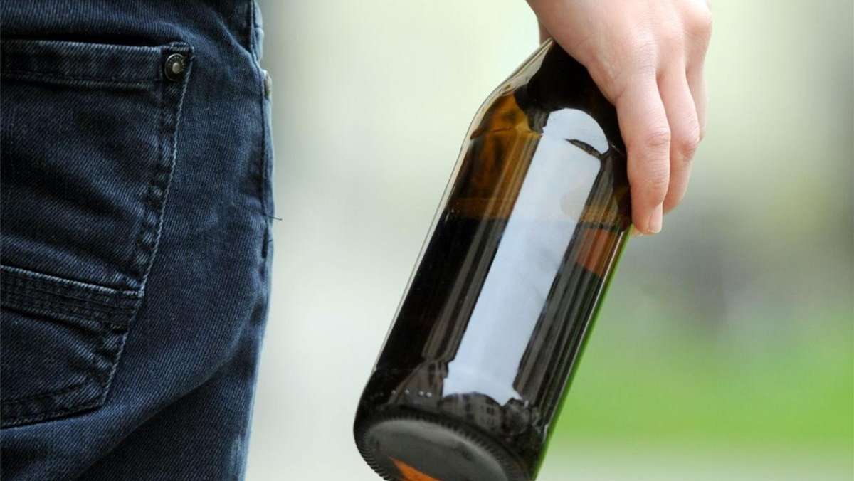Bayreuth: Randale nach Crash: Junger Mann wirft Bierflaschen auf eigenes Auto