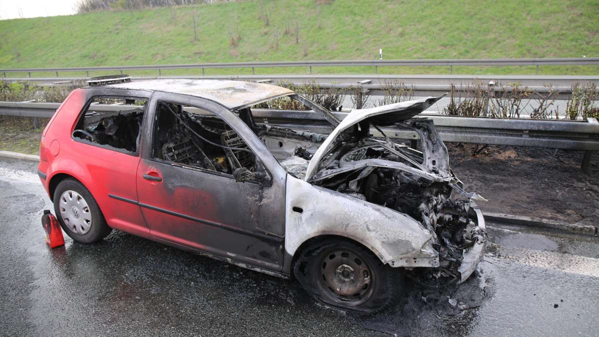 Münchberg: A9: Auto rauscht in Leitplanke und brennt aus