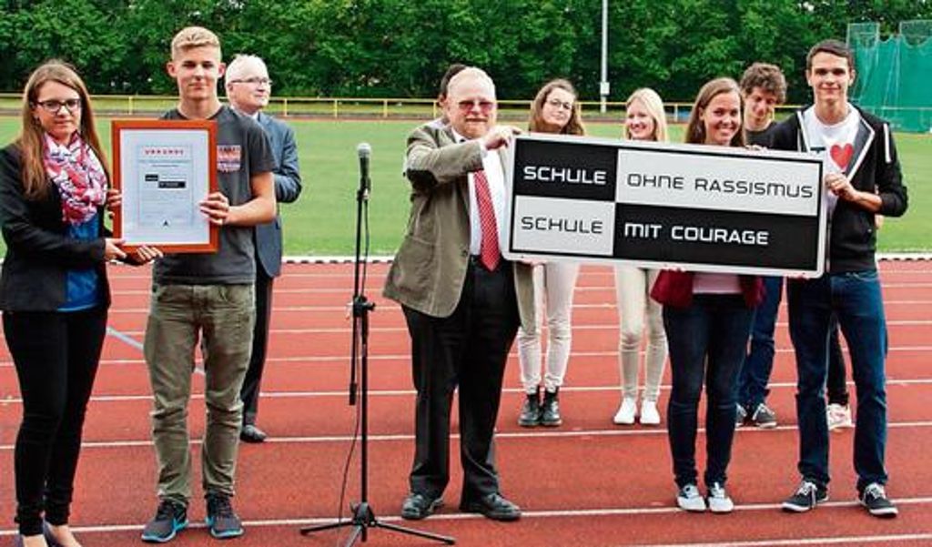 Das Reinhart-Gymnasium ist jetzt offiziell "Schule ohne Rassismus". Juliane Sack vom Bezirksjugendring (links) und Landtagsabgeordneter Klaus Adelt (Mitte) überreichen Urkunde und Schild an die Schüler.