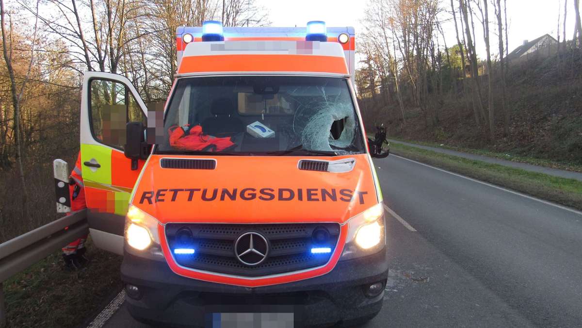 Oberkotzau: Eisplatte kracht in Rettungswagen: Sanitäter verletzt