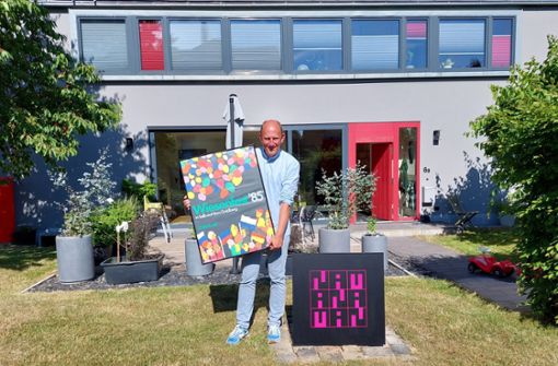 Volker Seitz, der neue Vorsitzende des Kunstvereins Hochfranken Selb, mit dem Bild, mit dem er als Sechsjähriger den Wiesenfest-Wettbewerb gewonnen hatte, und mit einem seiner „magischen Quadrate“. Foto: kst