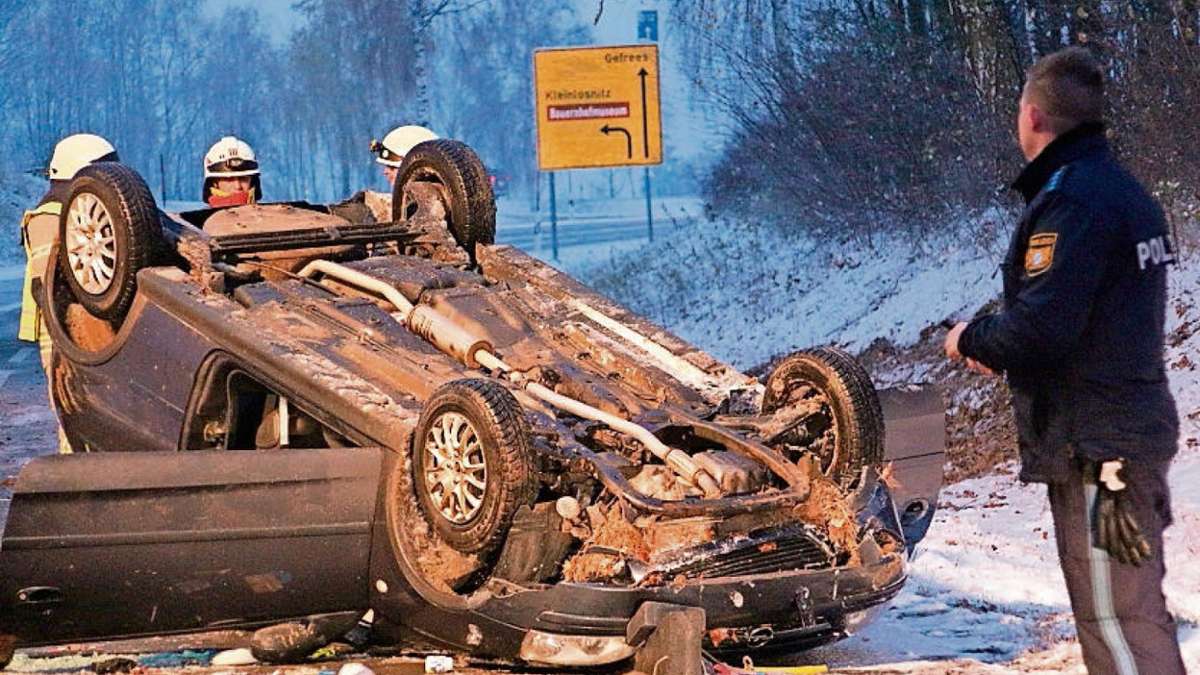 Münchberg: Unfall auf schneeglatter Straße: Auto überschlägt sich