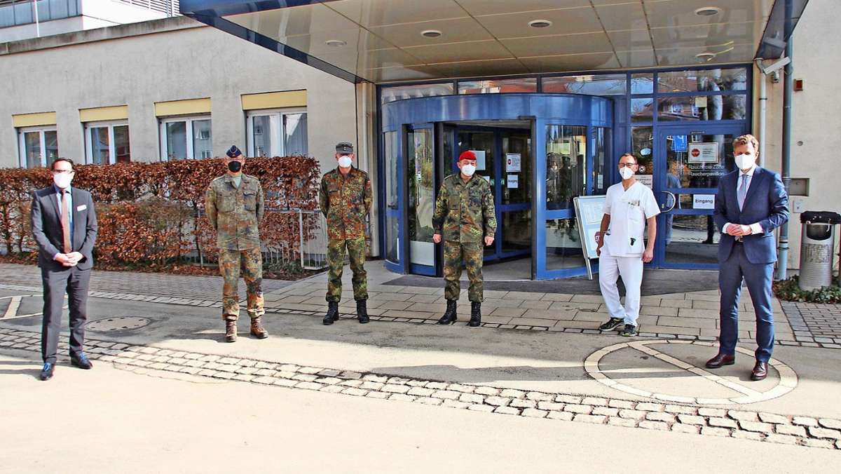 Hoher Besuch in Klinik: Mit der Bundeswehr gegen die Pandemie