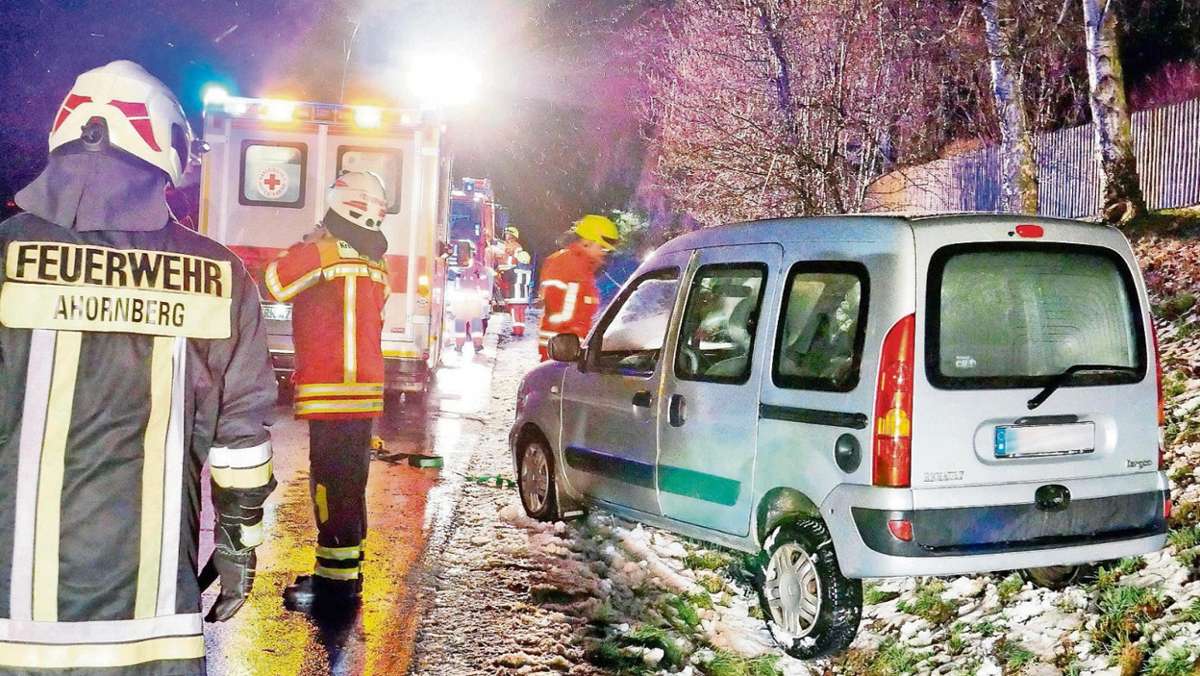 Konradsreuth-Ahornberg: Ahornberg: Auto gerät in den Straßengraben