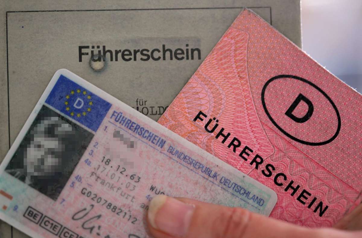 Wer noch einen  grauen oder rosafarbenen Führerschein aus Papier besitzt und zwischen 1959 und 1964 geboren wurde, ist nun aufgerufen, den Umtausch zu beantragen. Foto: picture alliance / dpa/Oliver Berg