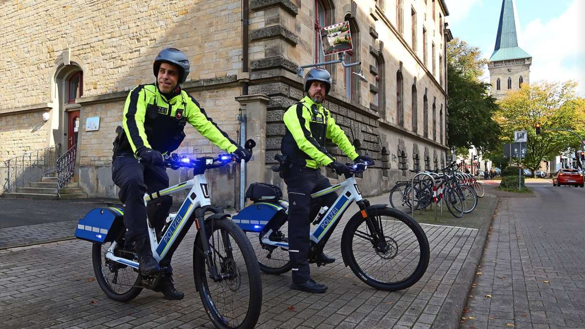 Polizisten mit E-Bike: Blaulicht am Fahrrad