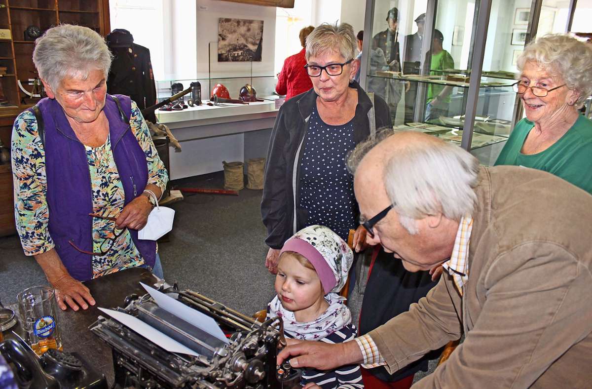 Besucherin Emma probiert in der Ausstellung der Stadthistorischen Sammlung eine alte Schreibmaschine aus. Foto: /Bußler