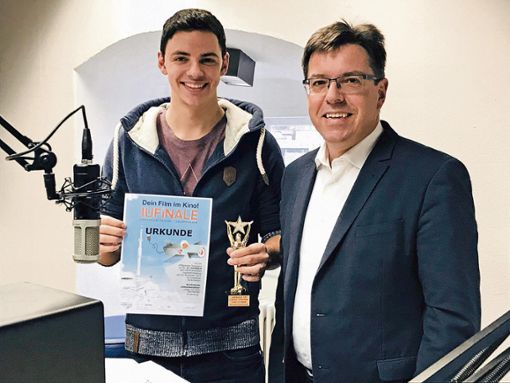 Oliver Hofmann (links) ist Preisträger des Ju-Finale. Studienleiter Thomas Nagel gratuliert im Radiostudio im Langheimer Amtshof. Foto: pr