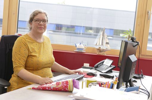 Der Schreibtisch der neuen Rektorin der Nailaer Grundschule Annette Schaumberg ist schon gut mit Arbeit bestückt – und mit einer symbolischen Zuckertüte für den Neustart. Foto: Hüttner