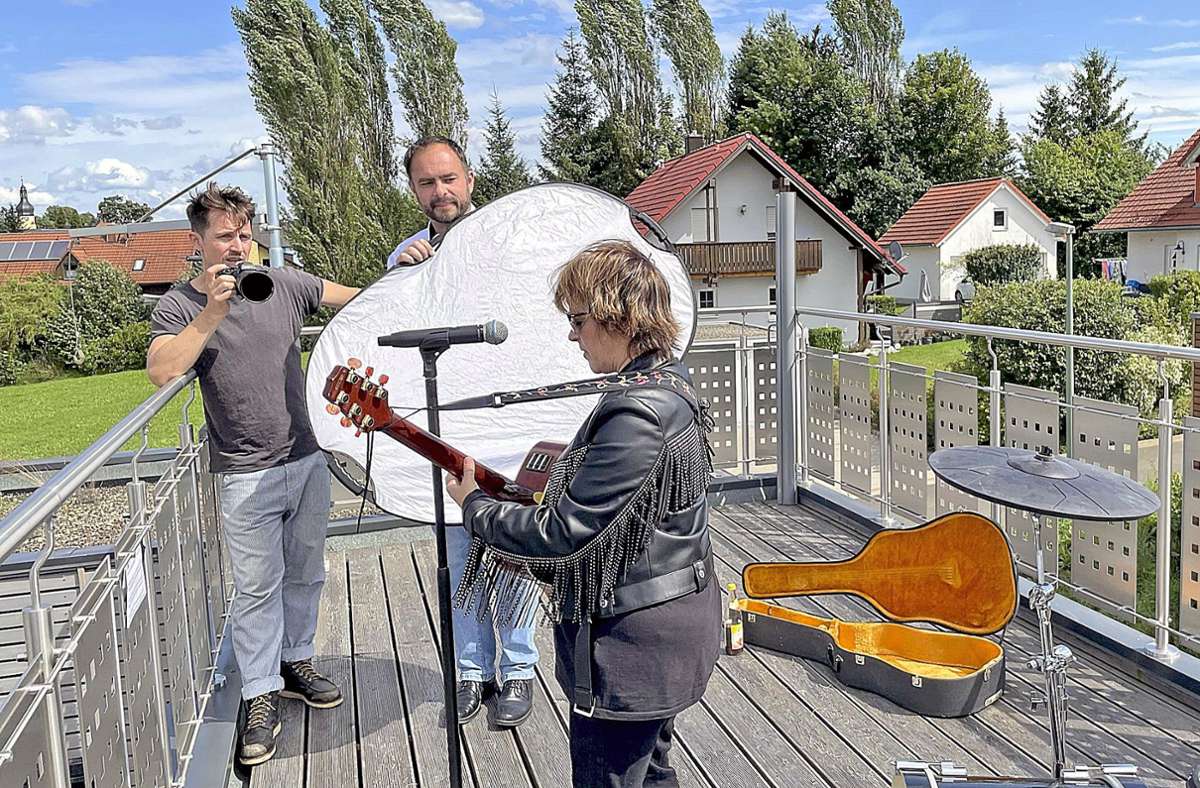 Filmemacher Gerd Büttner (links) und Andreas Üblers Vertriebsleiter Thomas Peschek, der mal eben in eine andere Rolle schlüpft, wenn Nicki auf der Dachterrasse des Tiny-Hauses ihren Song anstimmt. Foto: /pr.