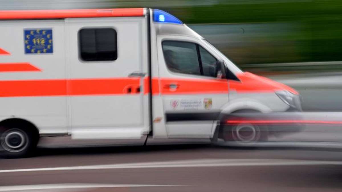 Waldershof: Autofahrerin weicht Katze aus: Frau schwer verletzt