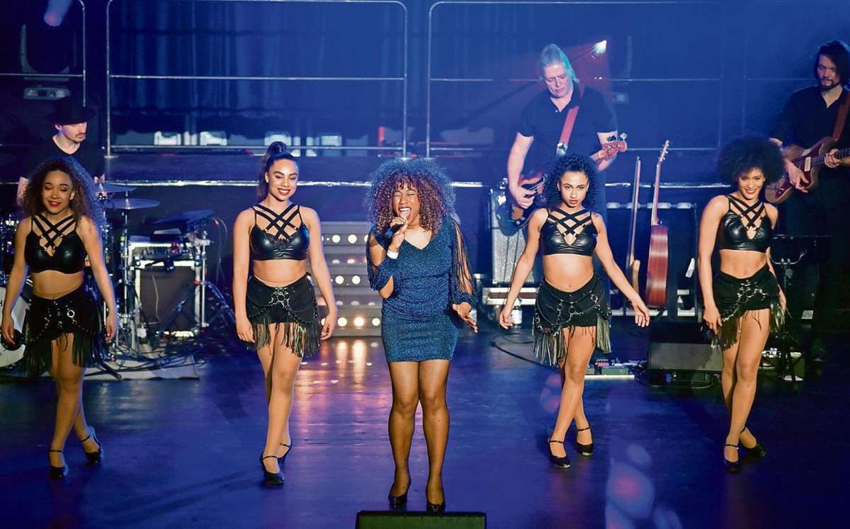 Augenweide und ausgeklügelte Choreographie: Gleich vier Tänzerinnen umrahmten den Auftritt von Katanya Jones in der Tina-Turner-Show.