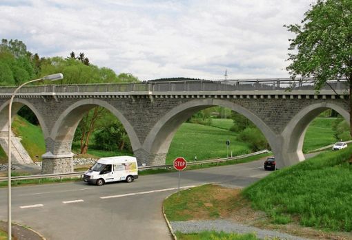 Beiderseits der sanierten Bahnbrücke entsteht bis 2018 der Radweg vom Bahnhof Naila zur Bundesstraße 173. Quelle: Unbekannt
