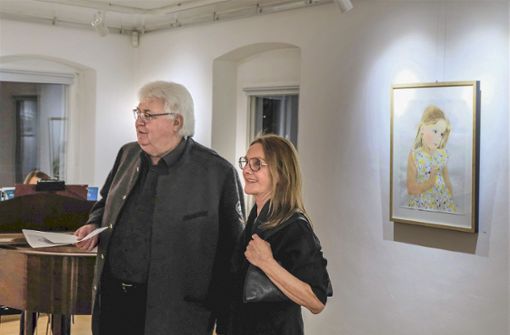 Hanne Heck  mit Rainer Wohlrab bei der Eröffnung ihrer Ausstellung im Künstlerhaus Schirnding. Foto: Matthias Kuhn