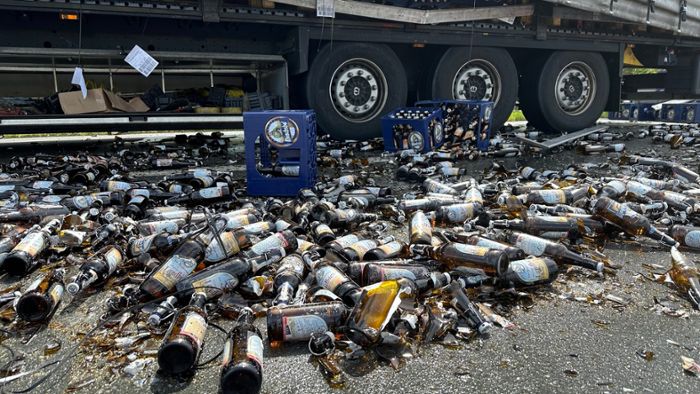Lastwagen verliert Bierkästen auf B289