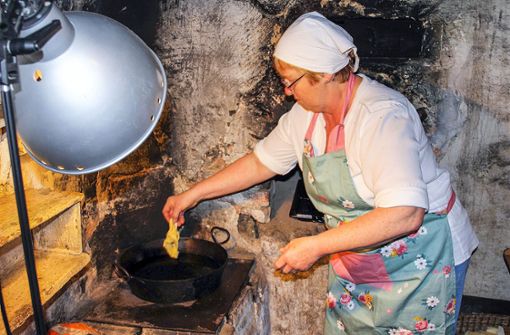 Heidi Popp backt in der schwarzen Küche Schorkunng. Foto: Engel