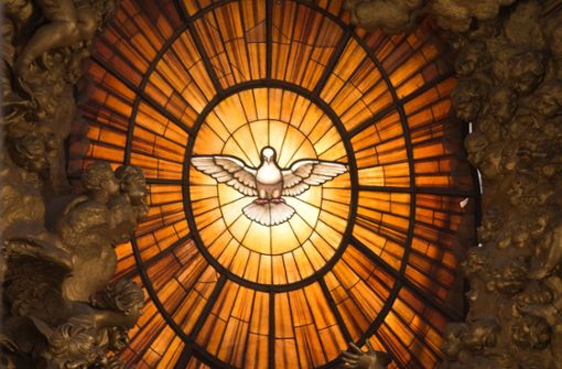 Den Heiligen Geist kann man nicht sehen. Stattdessen wird er häufig durch eine Taube symbolisiert wie bei dieser Darstellung auf einem  Kirchenfenster im Petersdom in Rom. Foto: dpa/Michael Kappeler
