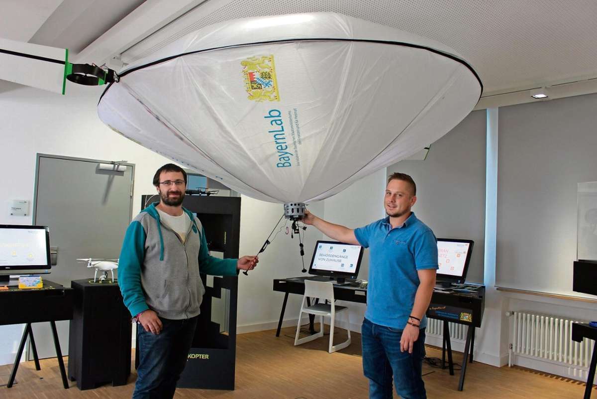 Marcel Musch (rechts) und sein Kollege Maximilian Bayerl präsentieren den "H-Aero", der derzeit an der Decke des Bayern-Labs Wunsiedel hängt. Foto: Marina Richtmann