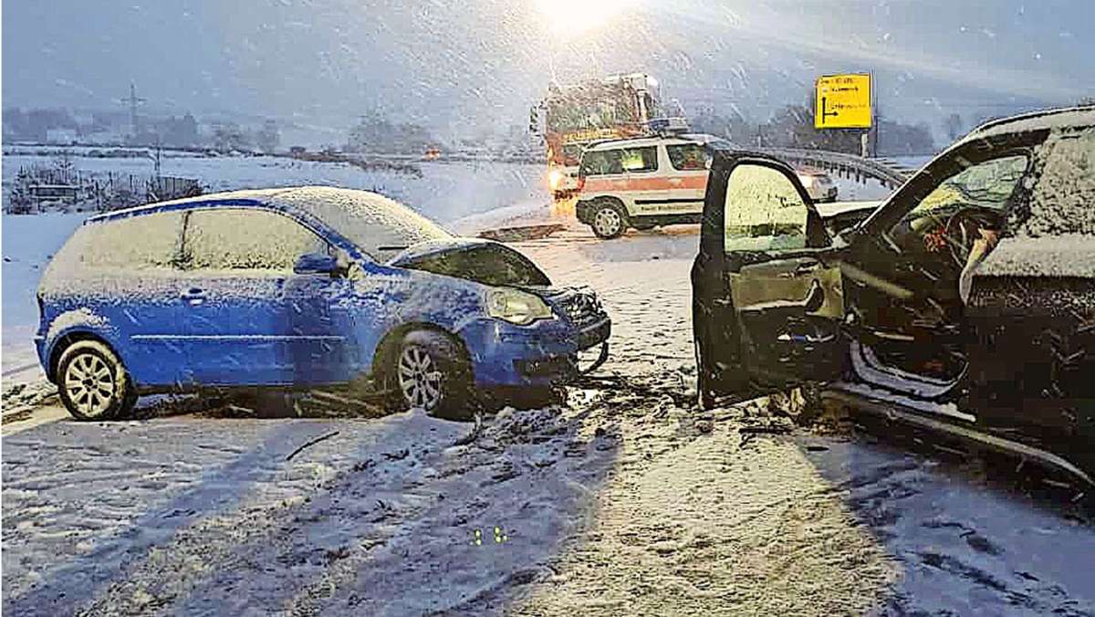 Zu schnell gefahren: Unfälle im Schnee fordern drei Verletzte