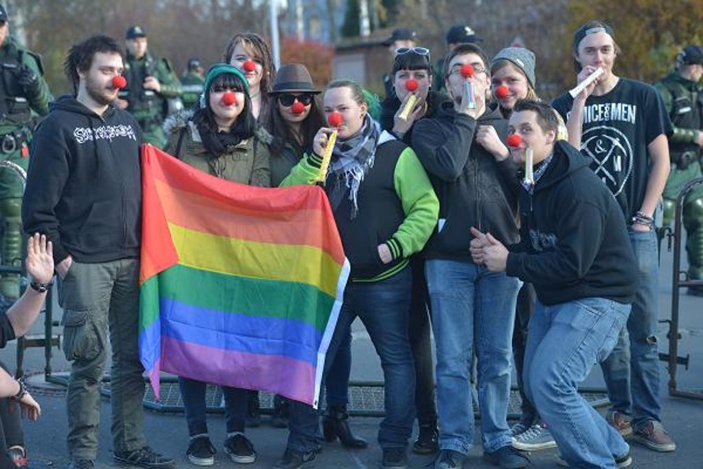 Mehrere hundert Bürger haben am Samstagnachmittag in der Wunsiedler Innenstadt gegen die rechtsextreme Szene demonstriert. Foto: Florian Miedl