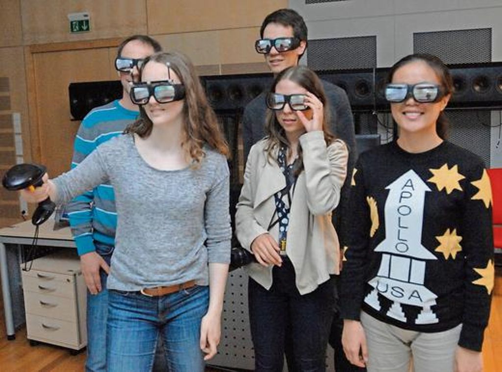 Mit 3D-Brillen und einem Joystick tauchten die Workshop-Teilnehmer in die Simulation ein und kauften etwa Tickets an virtuellen Fahrkartenautomaten. Foto: b-fritz.de Quelle: Unbekannt