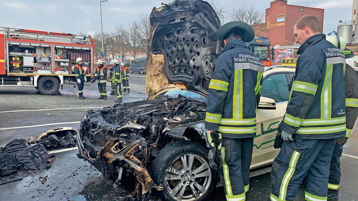 Kulmbach: Schon wieder: Mercedes geht mitten in der Stadt in Flammen auf