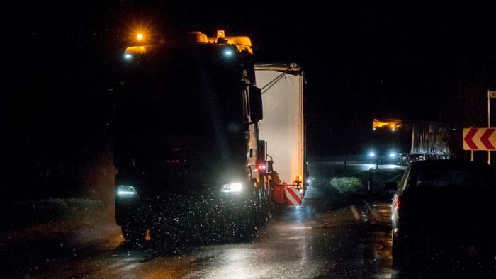 A9/Münchberg: Von Baustelle überrascht: Schwertransporter blockiert Autobahn