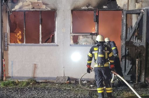Atemschutzträger der Feuerwehr Arzberg verschafften sich Zutritt zur brennenden Werkstatt. Foto: Kreisfeuerwehrverband Wunsiedel (2)