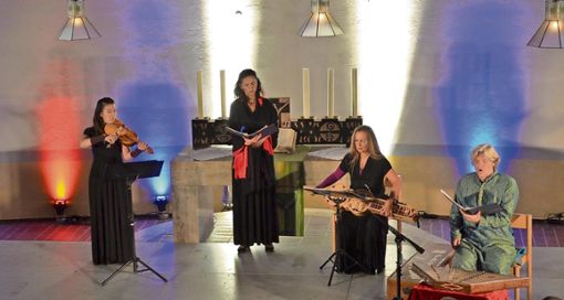 Drei Solistinnen sowie der musikalische Leiter des Ensembles "VocaMe", Michael Popp (rechts), interpretierten die frühe Musik. Foto: Silke Meier