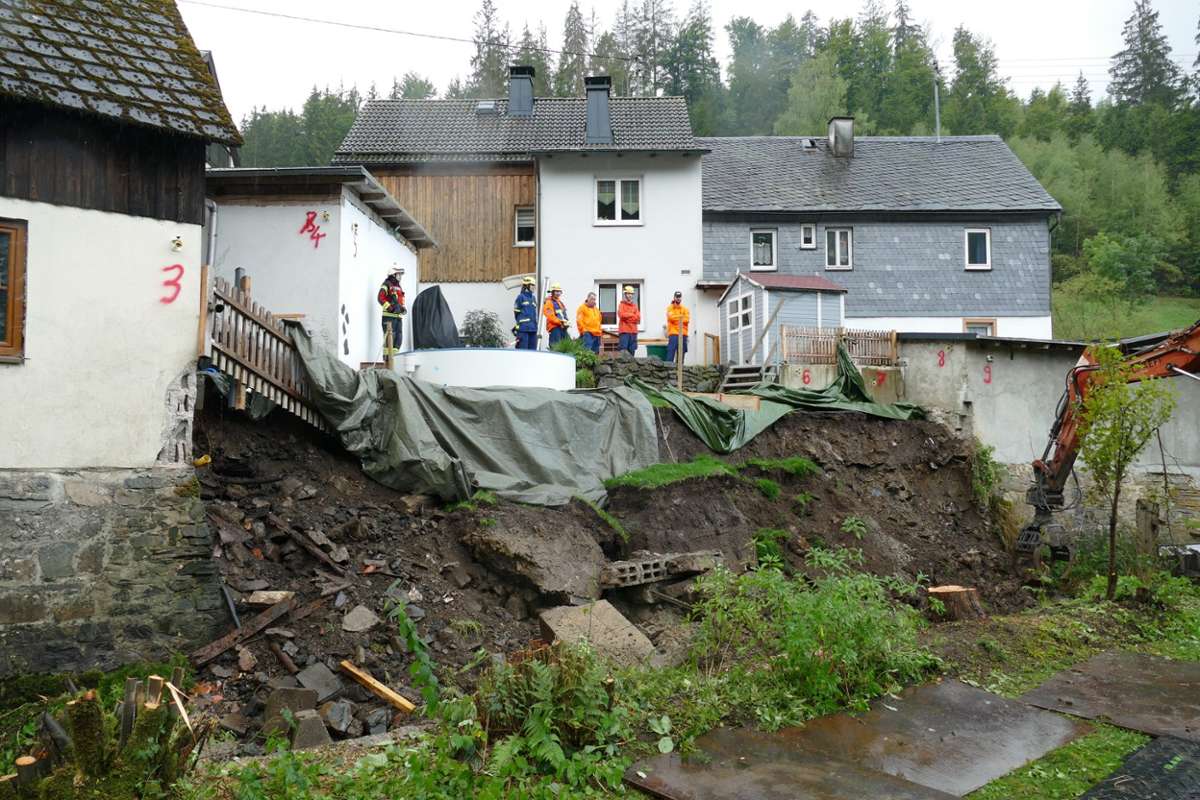 Im Geroldsgrüner Ortsteil Dürrenwaid stürzten eine Mauer und ein Hang in die Ölsnitz.