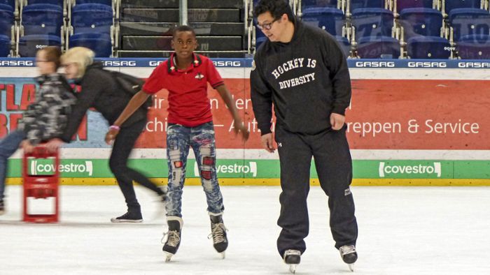 Eisteich Hof: Eishockey-Schwergewicht wirbt für offene Kultur