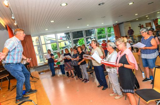 Gerd Koppitz dirigiert seine Sängerinnen und Sänger im Saal des  evangelischen Gemeindehauses in Helmbrechts mit vollem Körpereinsatz. Foto: Patrick Findeiß
