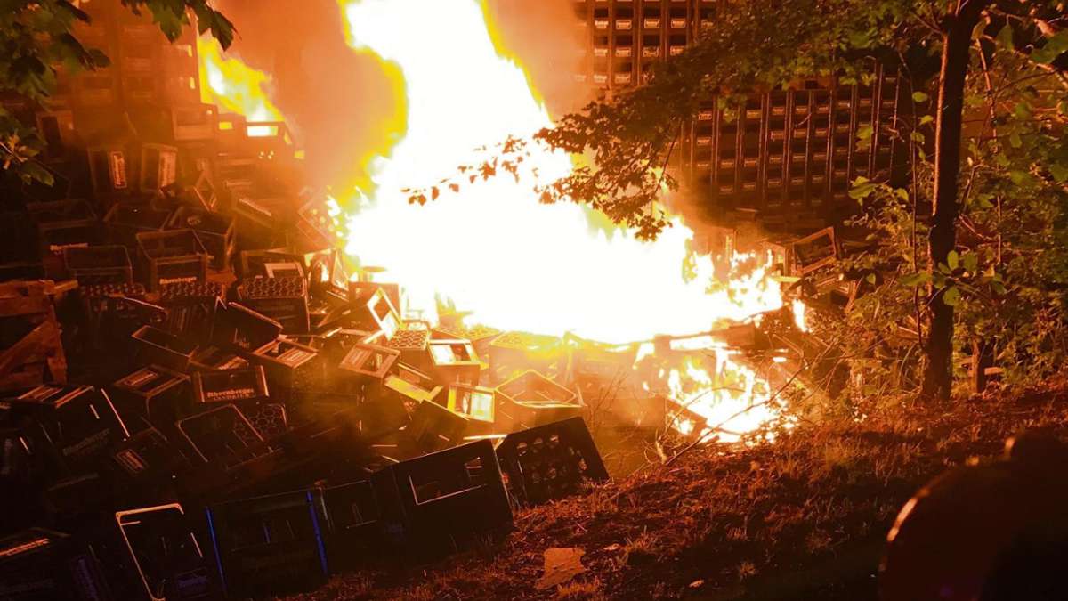 Naila: Naila: Bierkästen brennen nach Feuerwerk