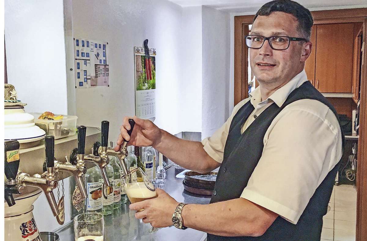 Armin Wolfrum von der Grünen Linde in Wölbattendorf hat den Bierpreis leicht angehoben. Foto: Kuhlemann