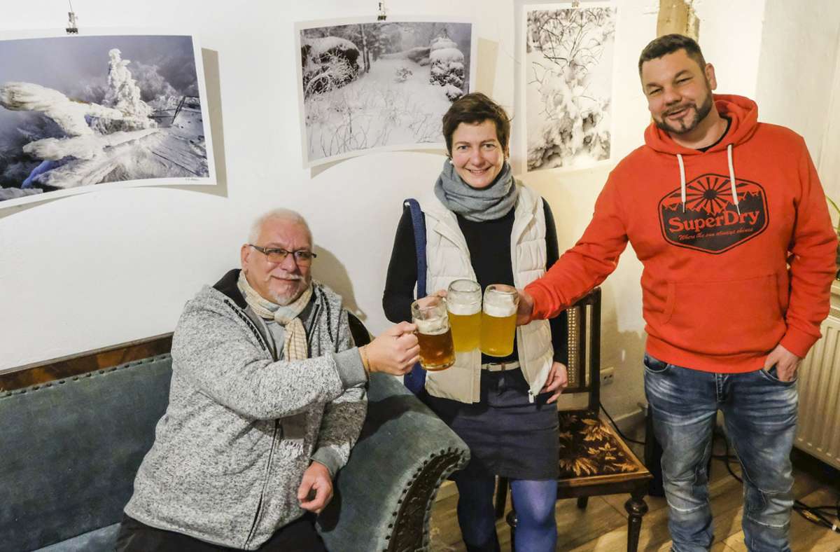 Mit Kunst und Bier aus Weißenstadt verbrachten die Gäste den Abend im Wilsbergensis. Weitere Fotos unter www.frankenpost.de.