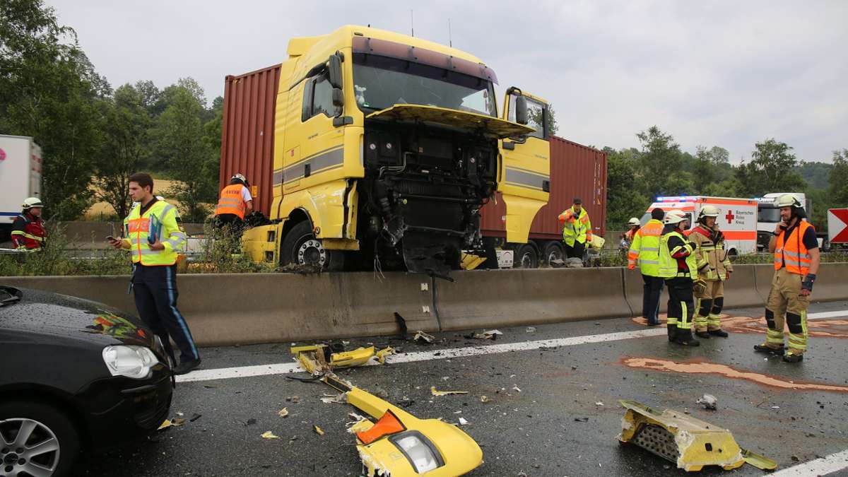 Länderspiegel: A9: Lastwagen durchbricht Betonleitwand