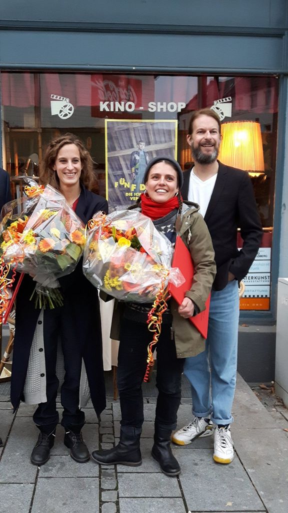 Festival-Leiter Thorsten Schaumann gratulierte den diesjährigen Gewinnerinnen des Bild-Kunst Förderpreises: Szenenbildnerin Michele Tonteling (links) und Kostümbildnerin Josefine Lindner.