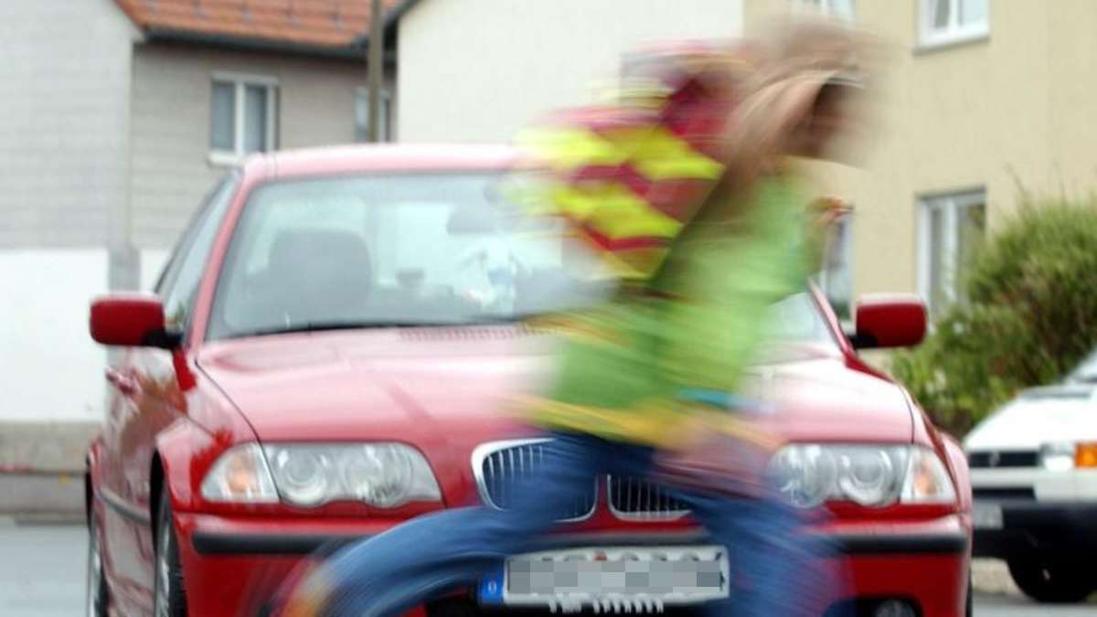 Fichtelgebirge: Marktredwitz: Vierjähriges Mädchen rennt auf Straße - Auto erwischt Kind