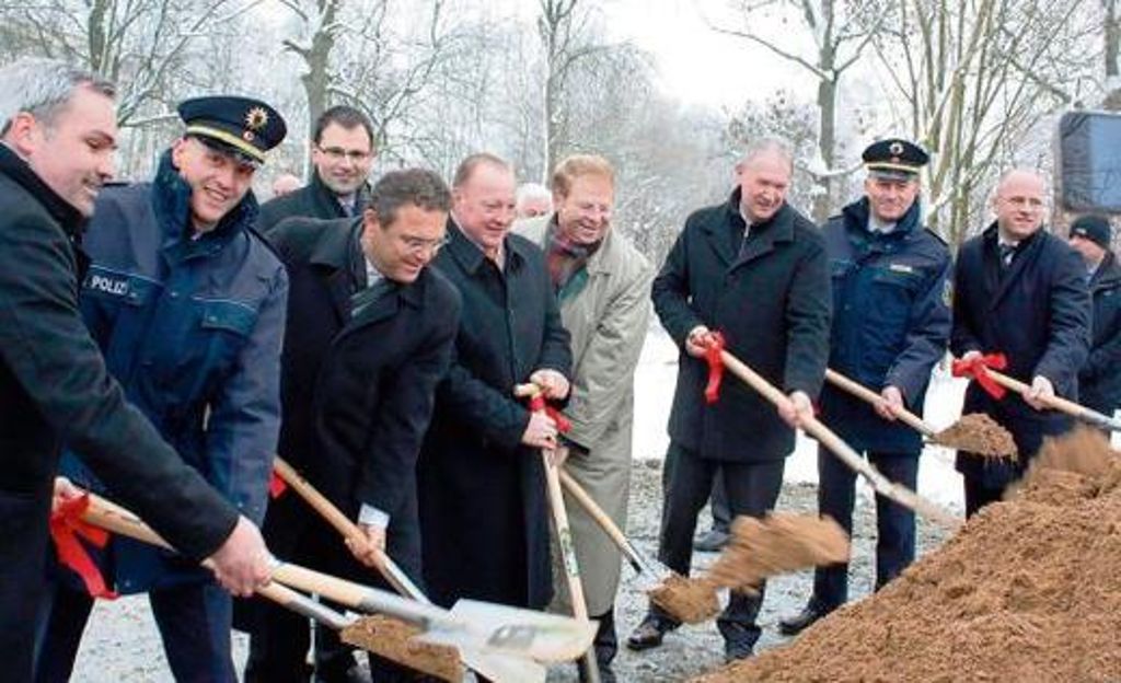 Zahlreiche Helfer hatte Bundesinnenminister Dr. Hans-Peter Friedrich beim Spatenstich für das neue Gebäude der Bundespolizei, einem 6,5 Millionen-Projekt auf dem Gelände der ehemaligen Heinrich-Gärten.