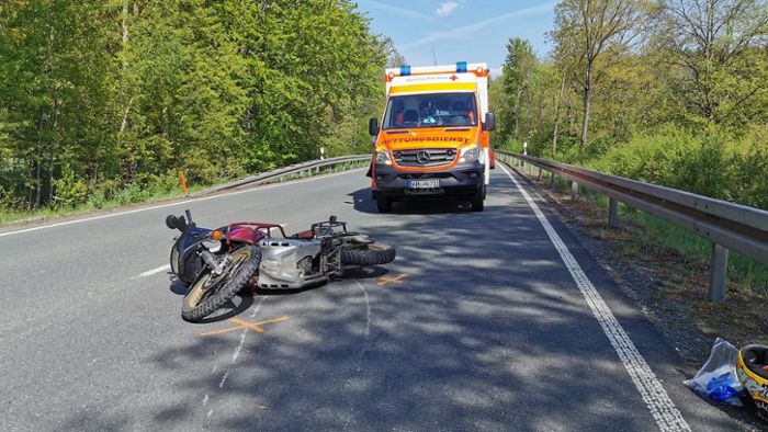 Motorrad kracht in Leitplanke: Hofer Biker auf B 2 schwer verletzt