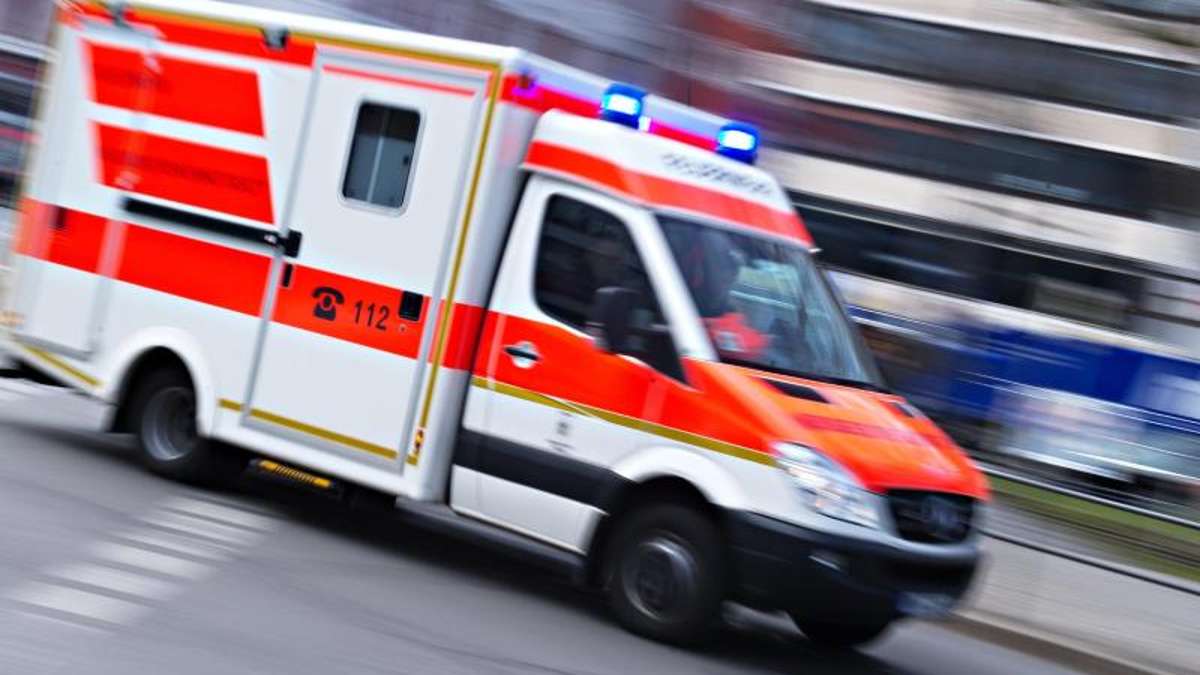 A 93: Rentner fährt in Stauende auf A 93: Zwei Menschen schwer verletzt