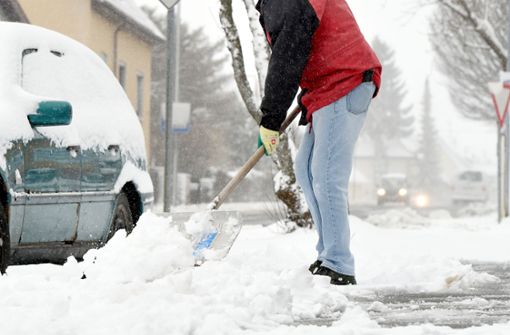 Derzeit sind nur diejenigen für das Schneeräumen zuständig, an deren Haus oder Wohnung die Straße direkt anliegt. Foto: Felix Kästle/dpa