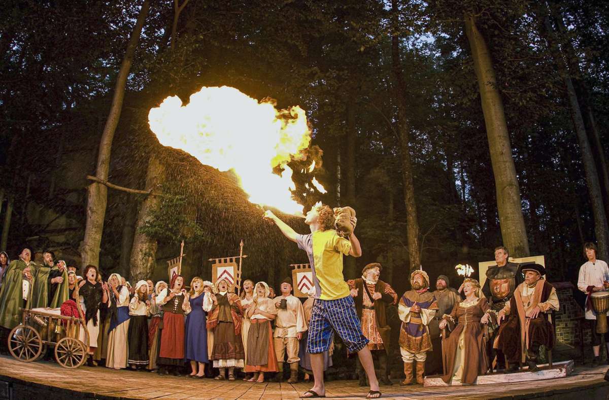 Ein Feuerspucker heizt dem Ensemble der Waldstein-Festspiele ein. Foto: /Florian Schramm
