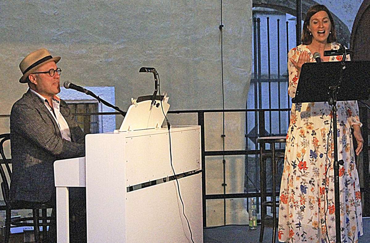 Das Ehepaar  Sonnja Helfrecht-Riedel und Philipp Riedel holten Shakespeares über 400 Jahre alte Dichtungen im Hof des Fichtelgebirgsmuseums gekonnt ins 21. Jahrhundert. Foto: Jürgen Henkel